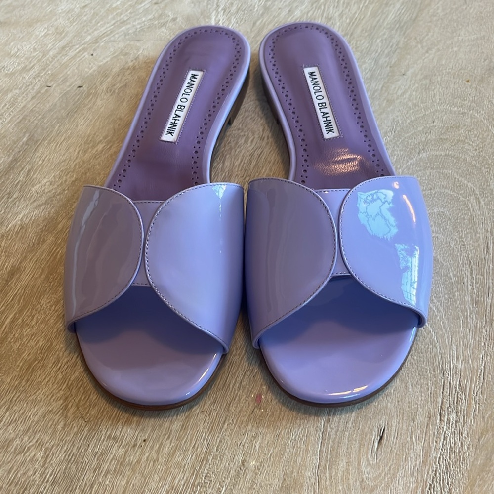 MANOLO BLAHNIK HOURAMU PATENT SANDAL